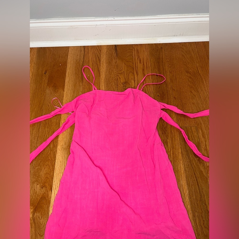 Pink short dress with ties in the back